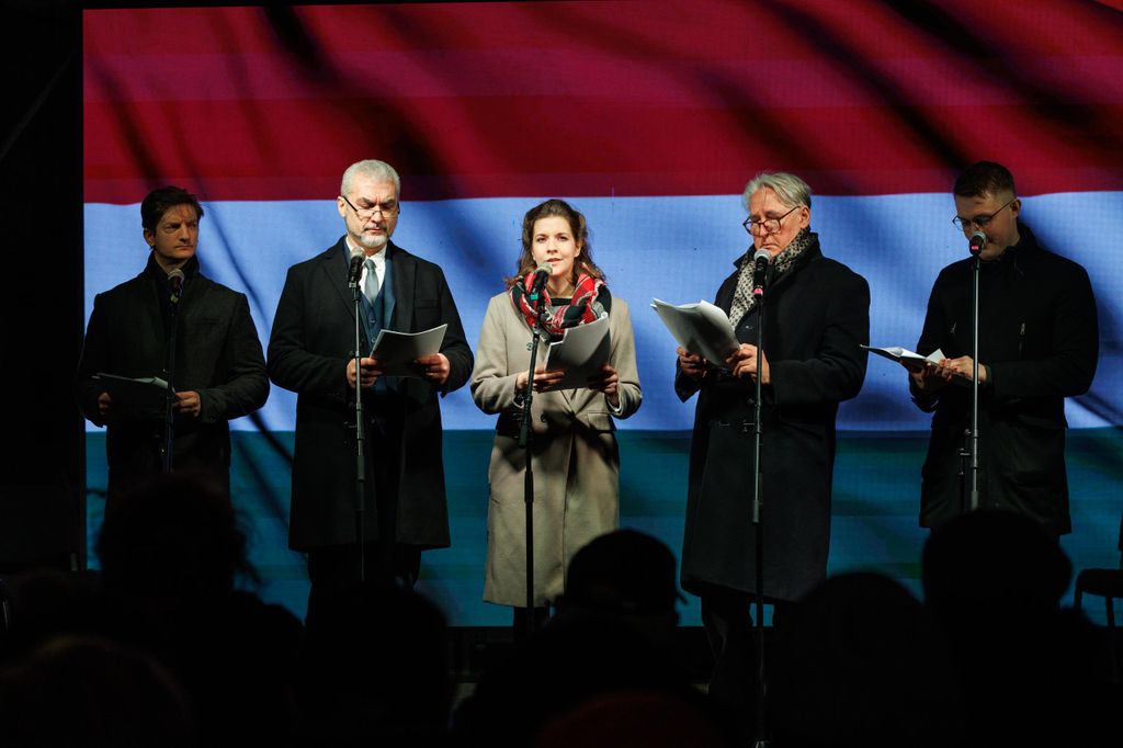 20260224 -- A Nemzeti Maximumért Alapítvány és a PestiSrácok-csapatának emlékműsora a kommunizmus áldozatai emléknapjának előestéjén, a Vértanúk terén. Udvari Kamaraszínház // fotó: Hatlaczki Balázs