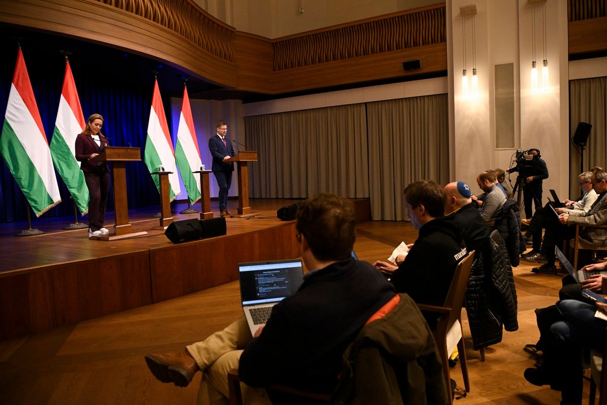 GULYÁS Gergely; VITÁLYOS Eszter