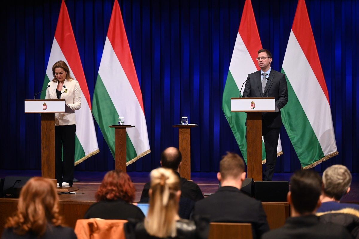 kormányinfó GULYÁS Gergely; VITÁLYOS Eszter