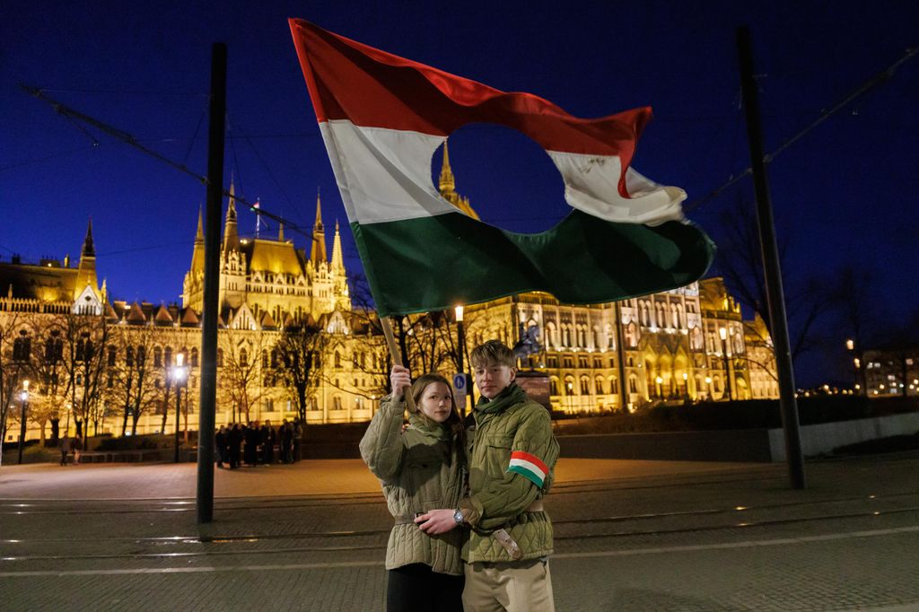 20260224 -- A Nemzeti Maximumért Alapítvány és a PestiSrácok-csapatának emlékműsora a kommunizmus áldozatai emléknapjának előestéjén, a Vértanúk terén. hagyományőrzők // fotó: Hatlaczki Balázs
