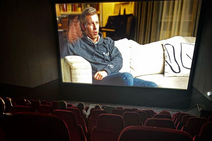 Bütyök a vásznon, Bütyök megmaradt három barátja a nézőtéren