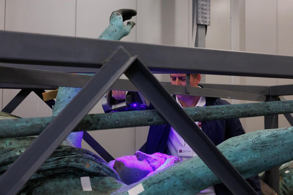 20260312 -- Sajtótájékoztató a Hősök tere milleniuimi szoborcsoportjának Gábriel arkangyalt ábrázoló szobrának restaurálásáról a Museum Complex Kft. restaurátorműhelyében. Laczik Csaba // fotó: Hatlaczki Balázs