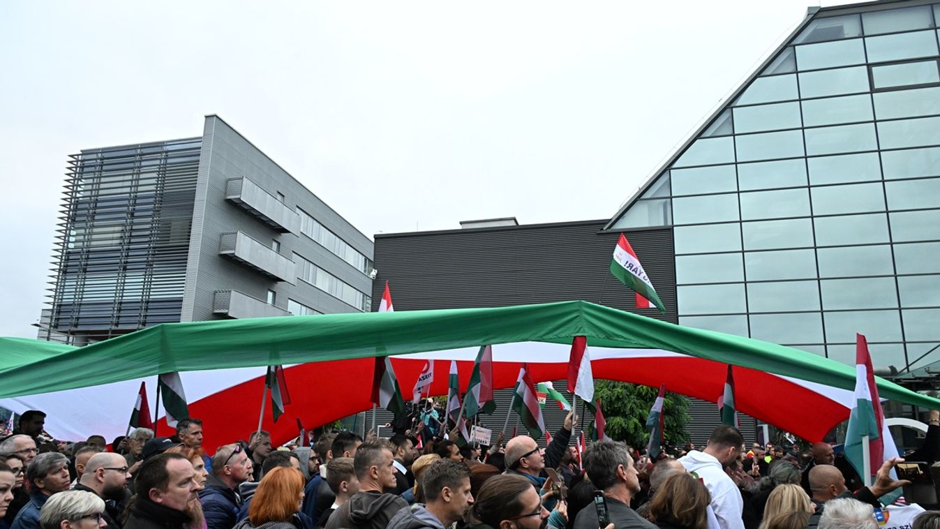 Már az EBESZ is értesült, hogyan félemlítik meg verbálisan és fizikailag „szeretetország” hívei a közmédia munkatársait