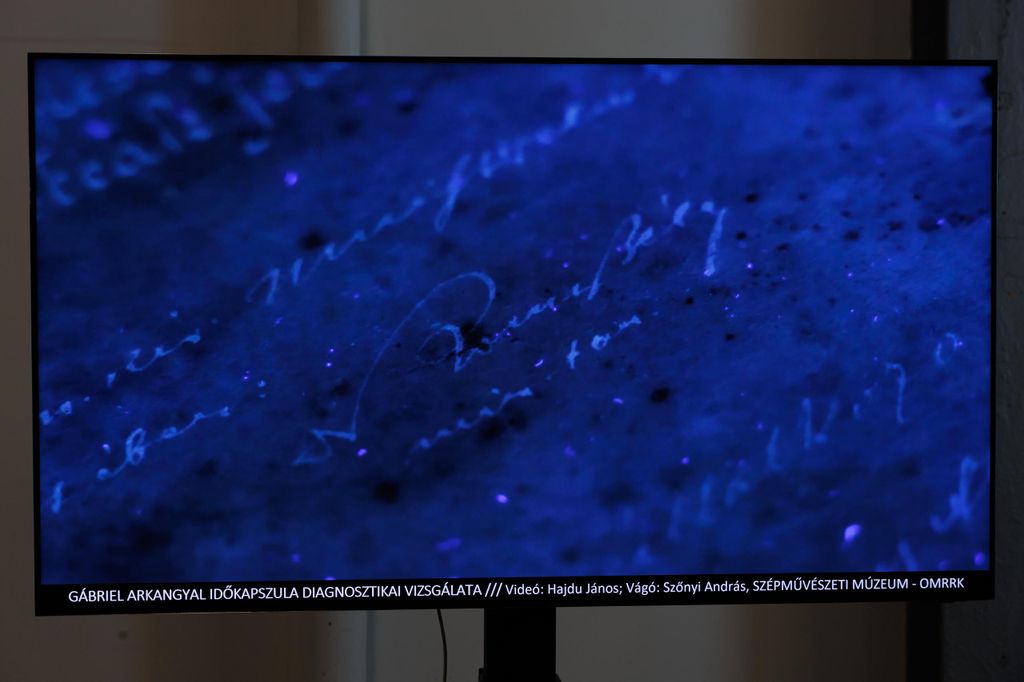 20260312 -- Sajtótájékoztató a Hősök tere milleniuimi szoborcsoportjának Gábriel arkangyalt ábrázoló szobrának restaurálásáról a Museum Complex Kft. restaurátorműhelyében. // fotó: Hatlaczki Balázs