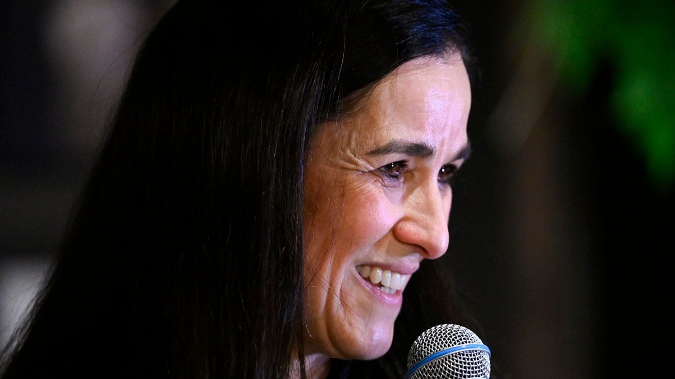 Orbán Anita kínosan próbálja lepöckölgetni magáról Panyi Szabolcsot