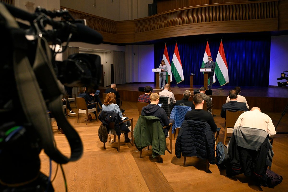 kormányinfó GULYÁS Gergely; VITÁLYOS Eszter