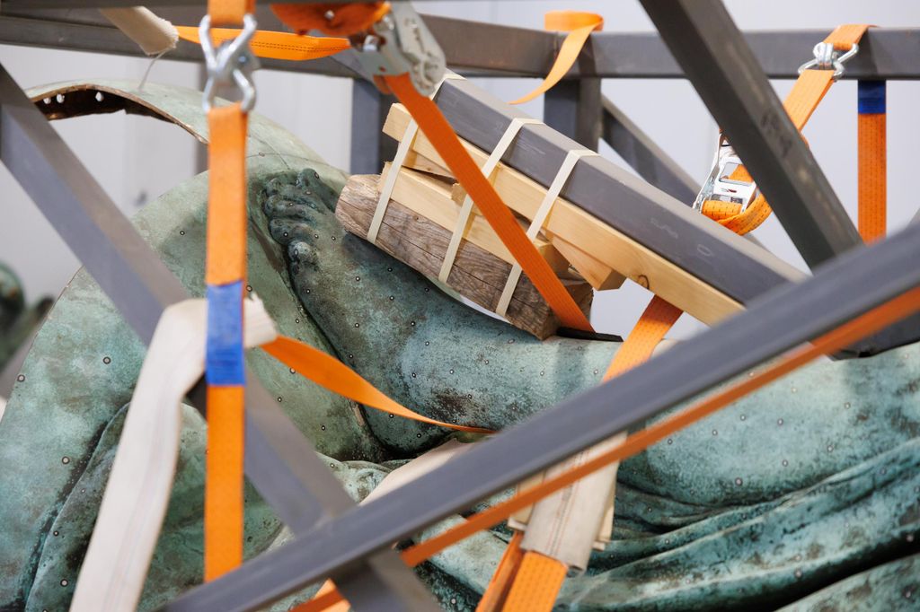 20260312 -- Sajtótájékoztató a Hősök tere milleniuimi szoborcsoportjának Gábriel arkangyalt ábrázoló szobrának restaurálásáról a Museum Complex Kft. restaurátorműhelyében. // fotó: Hatlaczki Balázs