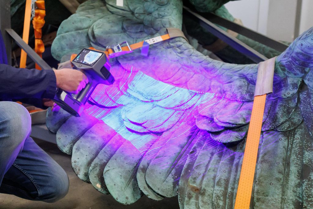 20260312 -- Sajtótájékoztató a Hősök tere milleniuimi szoborcsoportjának Gábriel arkangyalt ábrázoló szobrának restaurálásáról a Museum Complex Kft. restaurátorműhelyében. // fotó: Hatlaczki Balázs