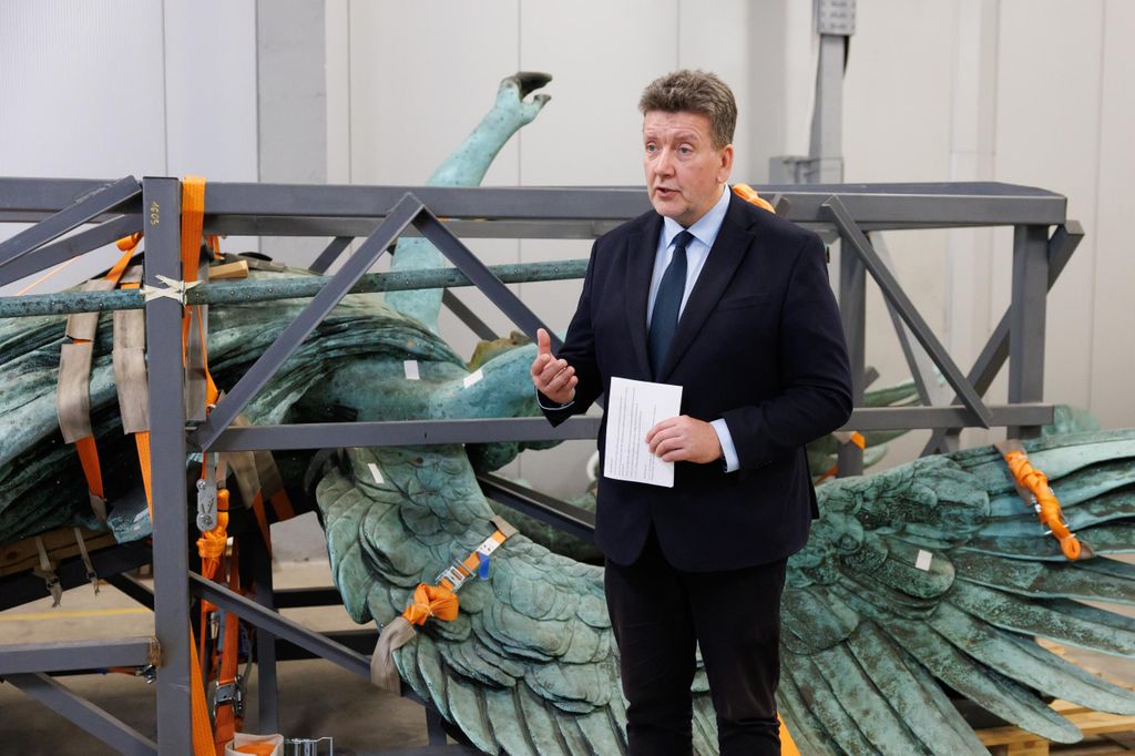 20260312 -- Sajtótájékoztató a Hősök tere milleniuimi szoborcsoportjának Gábriel arkangyalt ábrázoló szobrának restaurálásáról a Museum Complex Kft. restaurátorműhelyében. Móczár Gábor // fotó: Hatlaczki Balázs