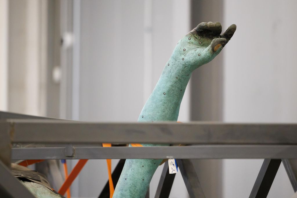 20260312 -- Sajtótájékoztató a Hősök tere milleniuimi szoborcsoportjának Gábriel arkangyalt ábrázoló szobrának restaurálásáról a Museum Complex Kft. restaurátorműhelyében. // fotó: Hatlaczki Balázs