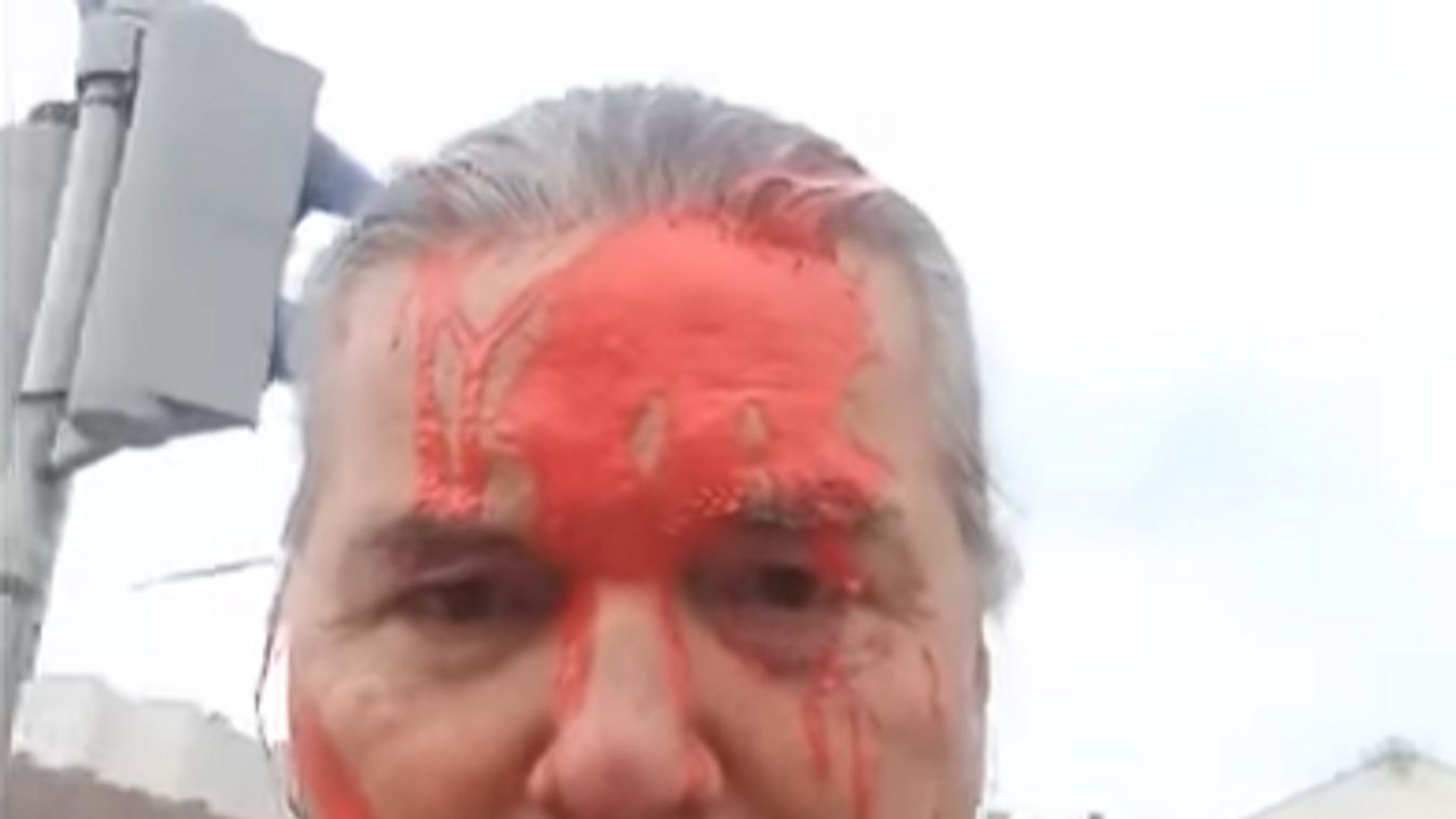 Festékkel öntötték le Szilágyi Ákost. Fotó: Facebook.