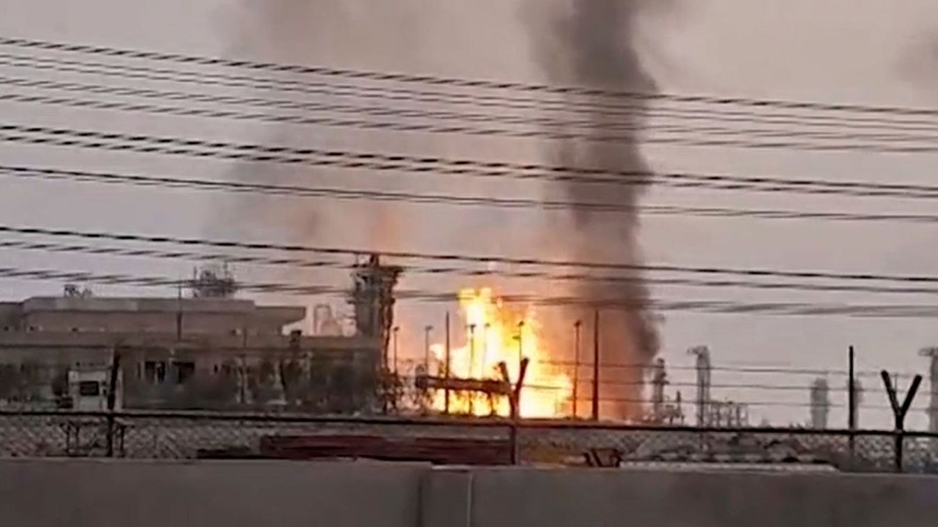 Lángokban áll a Déli Gázmező. Fotó: AP