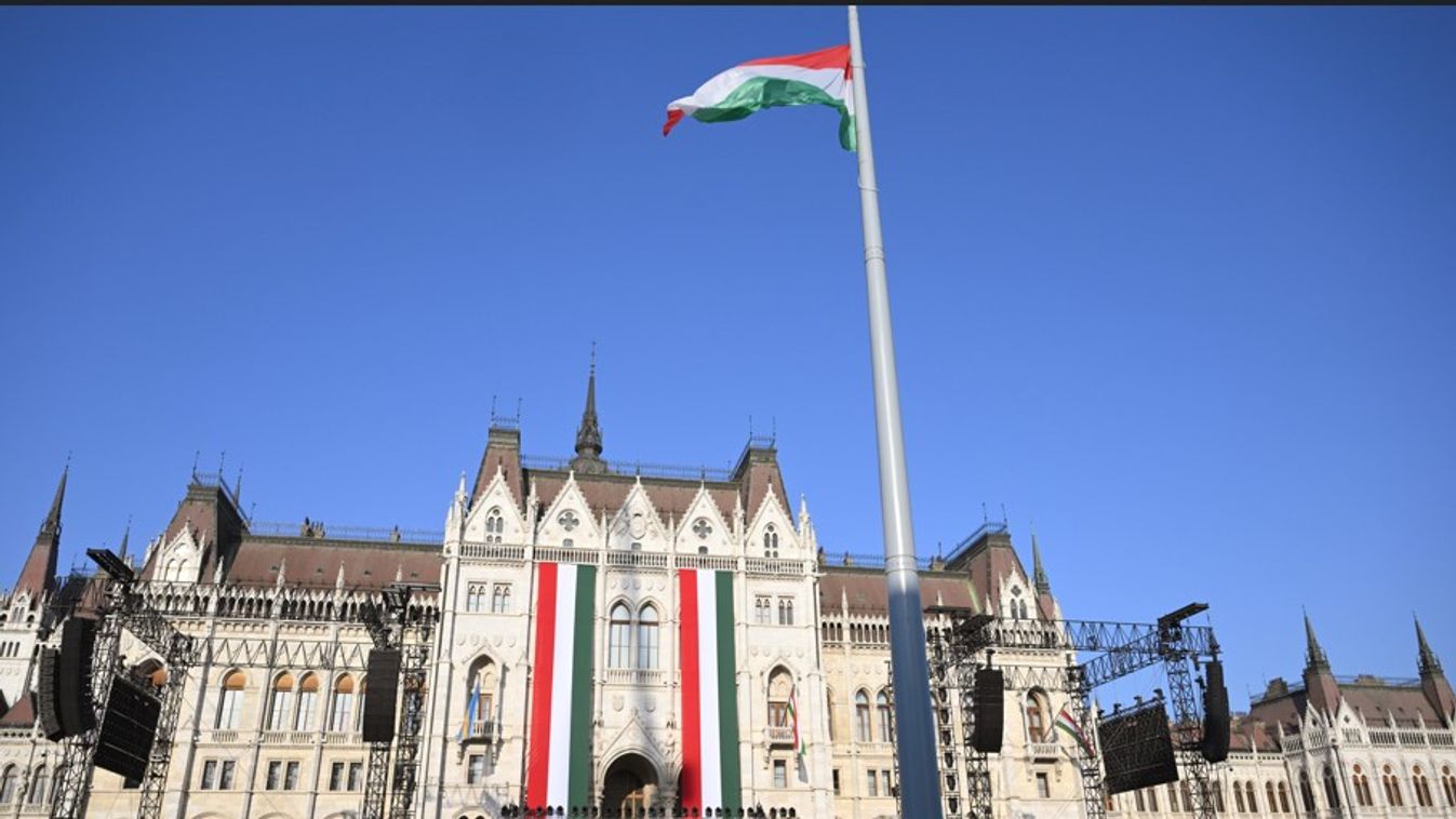 Március 15. - Felvonták a nemzeti lobogót az Országház előtt