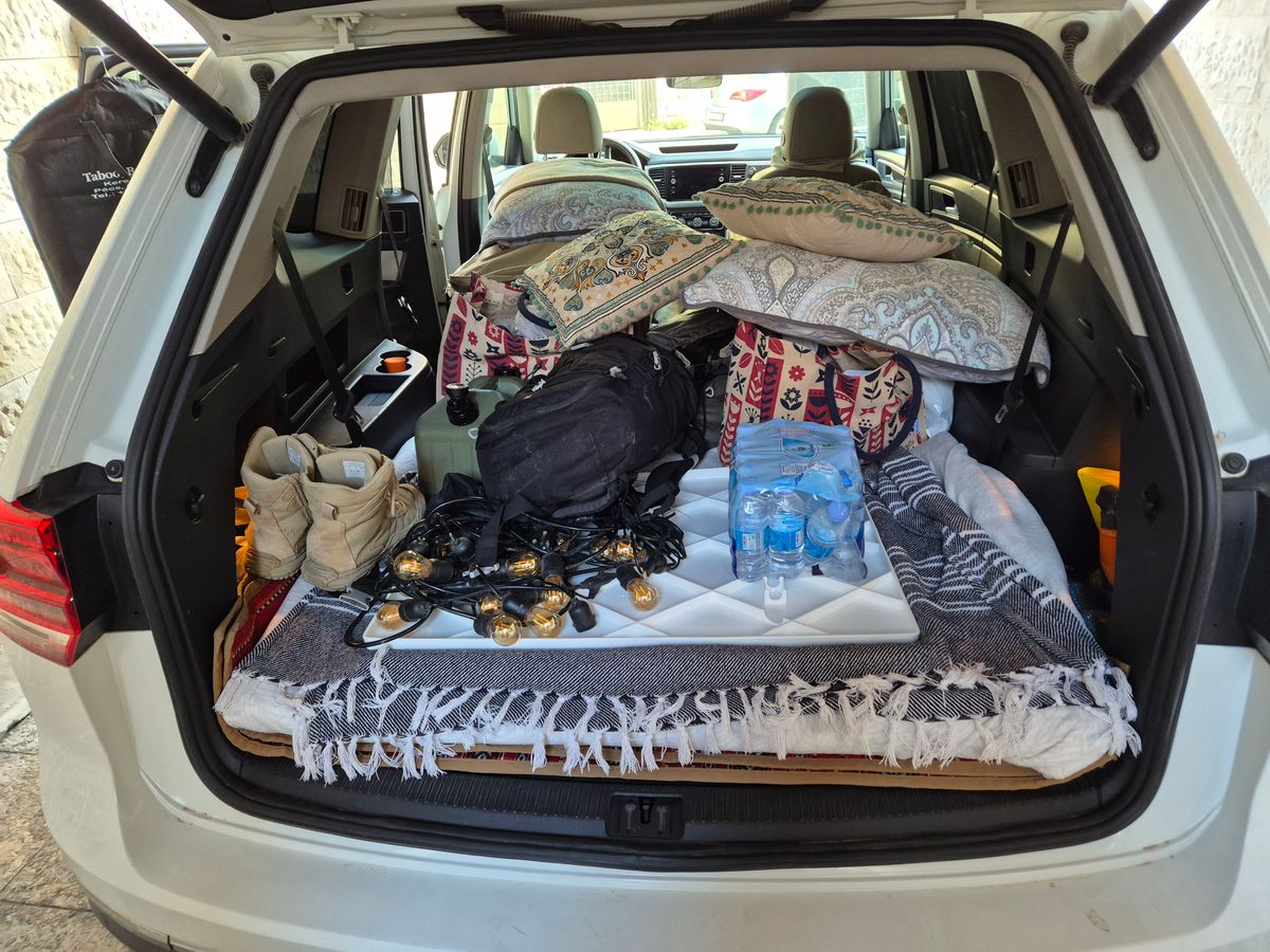 A háború miatt egy összkerékmeghajtású beduinsátorral indultak el Ománból Komlóra