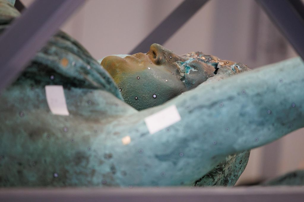 20260312 -- Sajtótájékoztató a Hősök tere milleniuimi szoborcsoportjának Gábriel arkangyalt ábrázoló szobrának restaurálásáról a Museum Complex Kft. restaurátorműhelyében. // fotó: Hatlaczki Balázs