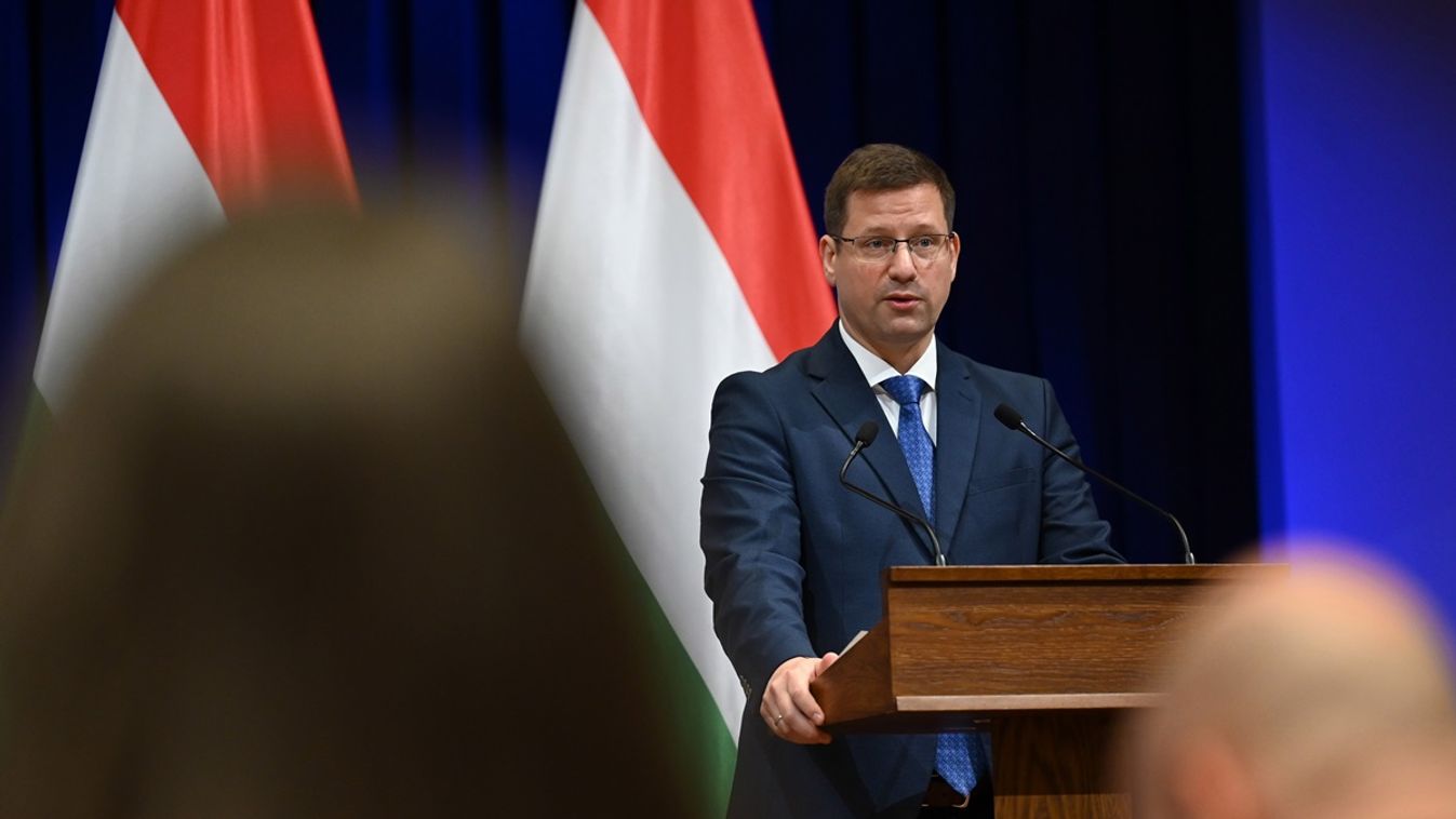 Kormányinfó: Brüsszel már azért is kritizál, mert a kedvezményes magyar üzemanyagból csak a magyarok kapnak (ÉLŐ - FRISSÜL)