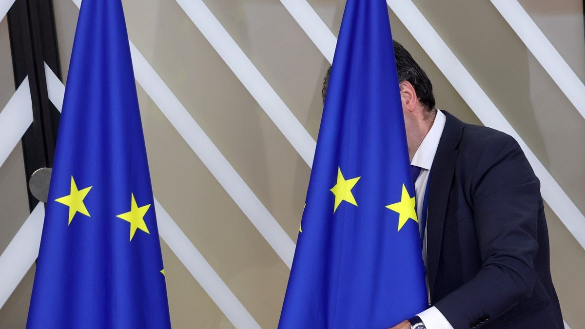 Le Pen pártjának új polgármesterei eltávolították az uniós zászlókat hivatalaik homlokzatáról