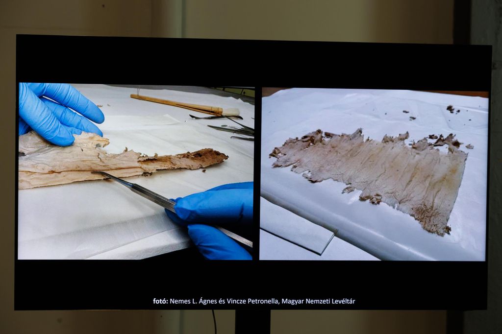 20260312 -- Sajtótájékoztató a Hősök tere milleniuimi szoborcsoportjának Gábriel arkangyalt ábrázoló szobrának restaurálásáról a Museum Complex Kft. restaurátorműhelyében. // fotó: Hatlaczki Balázs