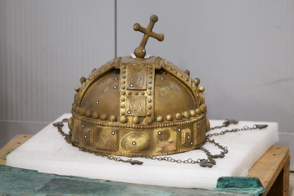 20260312 -- Sajtótájékoztató a Hősök tere milleniuimi szoborcsoportjának Gábriel arkangyalt ábrázoló szobrának restaurálásáról a Museum Complex Kft. restaurátorműhelyében. // fotó: Hatlaczki Balázs