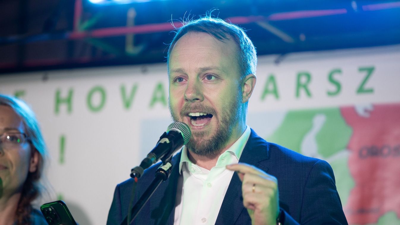 Daniel Freund a Hősök terén csápolt Magyar Péternek Magyarország szíven döféséhez