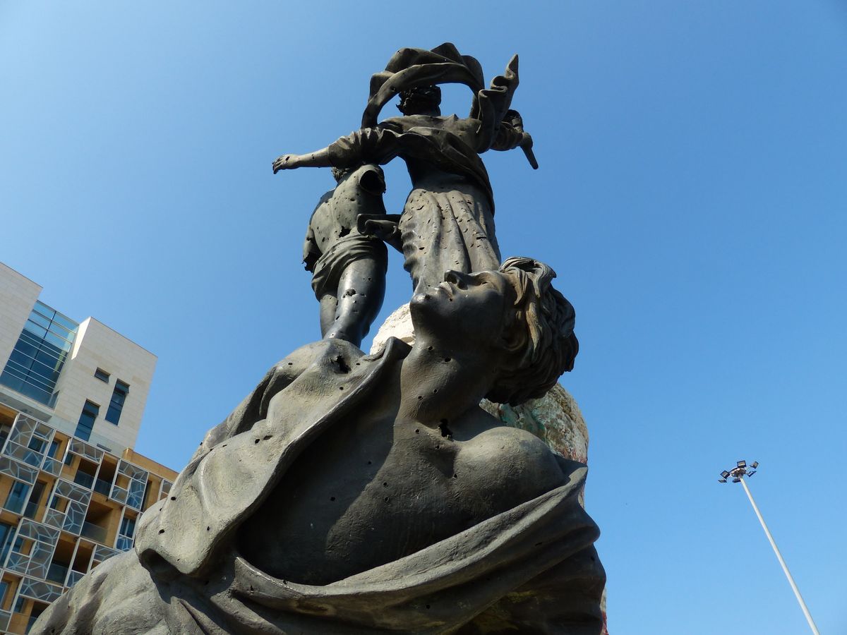 Golyónyomok a bejruti szabadságszoron, menekülthullám indulhat Európa felé