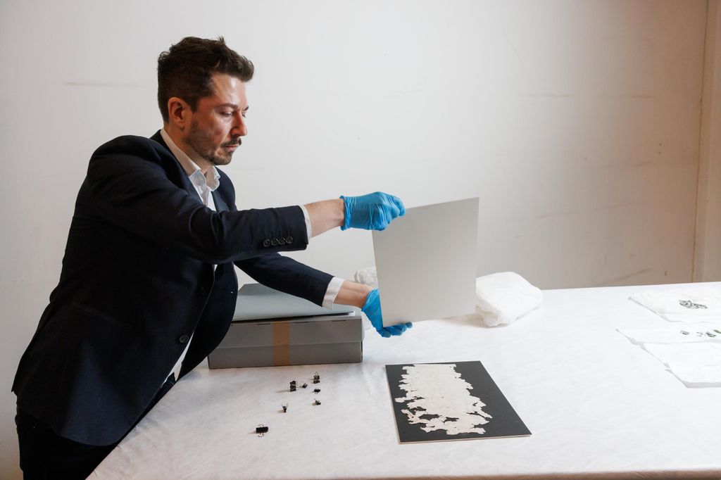 20260312 -- Sajtótájékoztató a Hősök tere milleniuimi szoborcsoportjának Gábriel arkangyalt ábrázoló szobrának restaurálásáról a Museum Complex Kft. restaurátorműhelyében. Kónya Béla // fotó: Hatlaczki Balázs