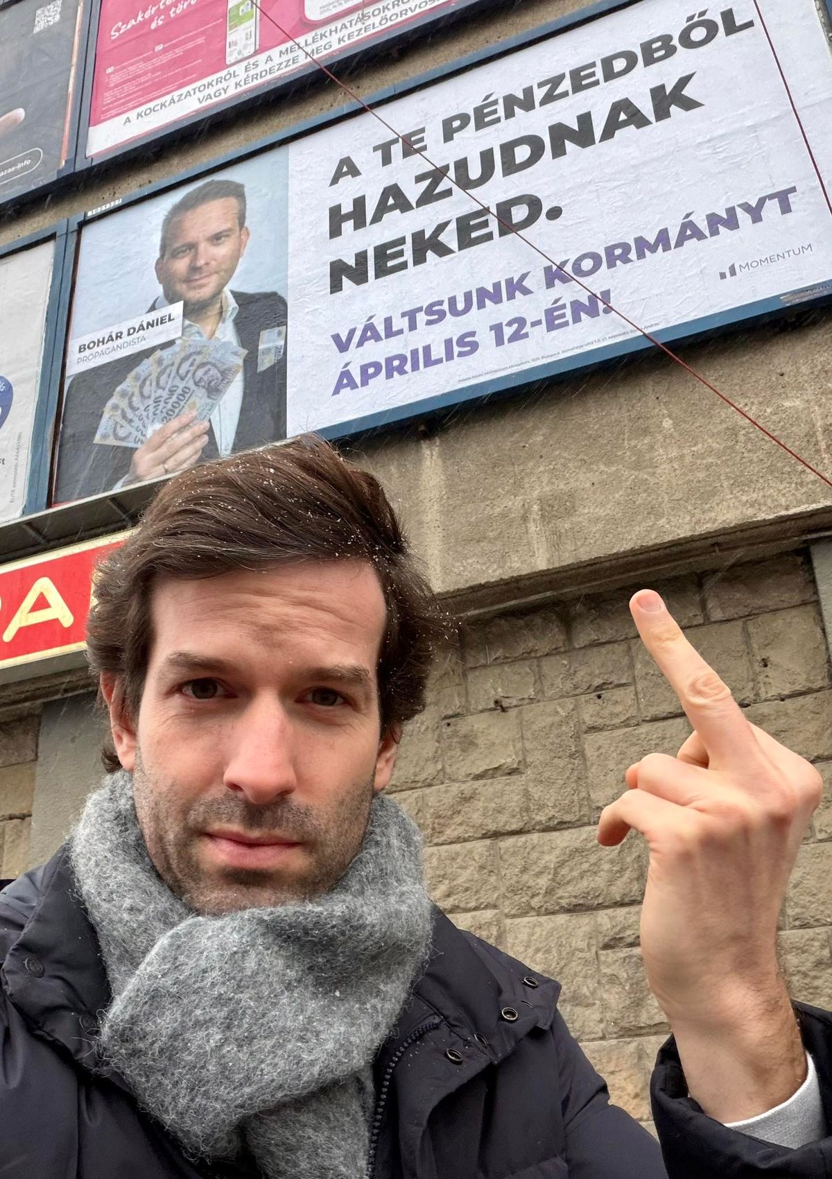 Fekete-Győr András ezen a képen épp szellemi képességeit bizonygatja.