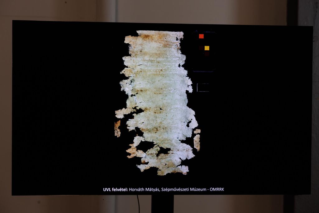 20260312 -- Sajtótájékoztató a Hősök tere milleniuimi szoborcsoportjának Gábriel arkangyalt ábrázoló szobrának restaurálásáról a Museum Complex Kft. restaurátorműhelyében. // fotó: Hatlaczki Balázs