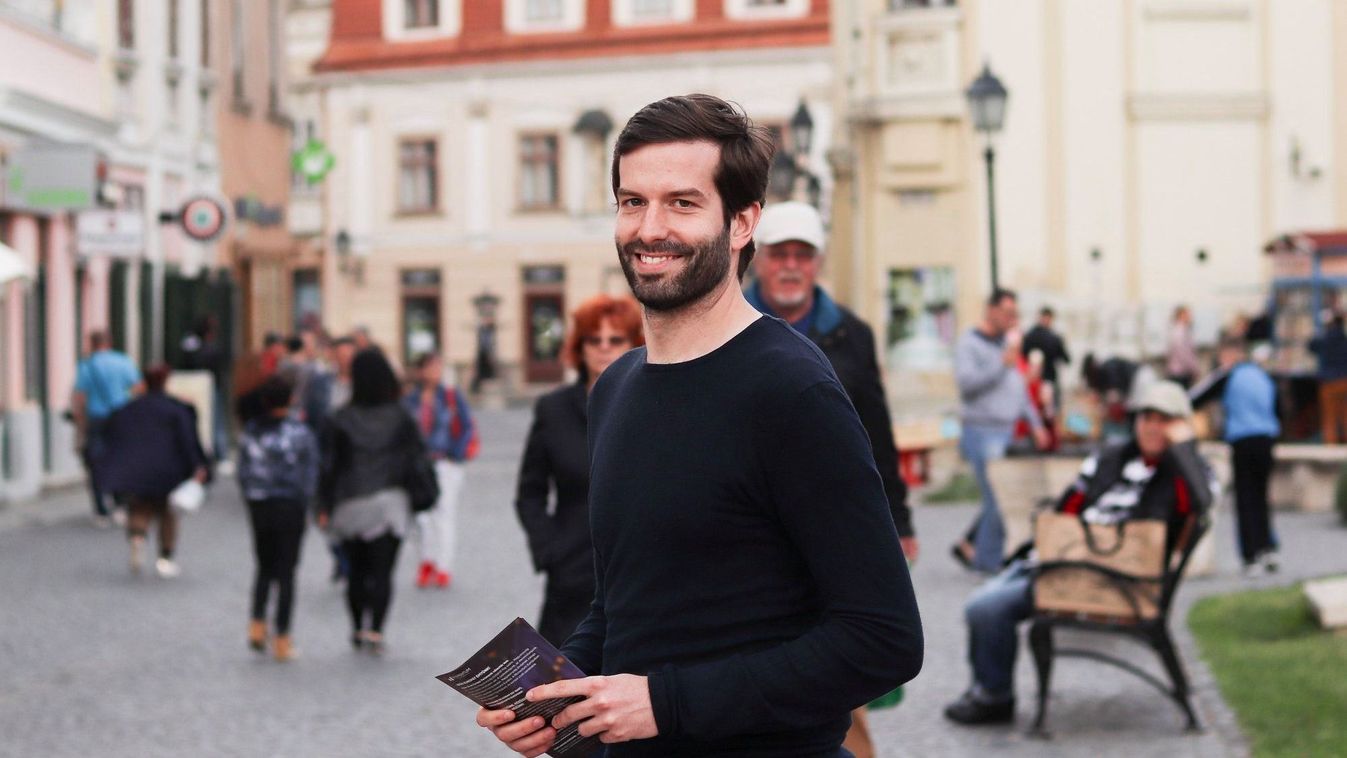 Fekete-Győr András a kígyóvállúak sorából a patkányokéba sorolt át