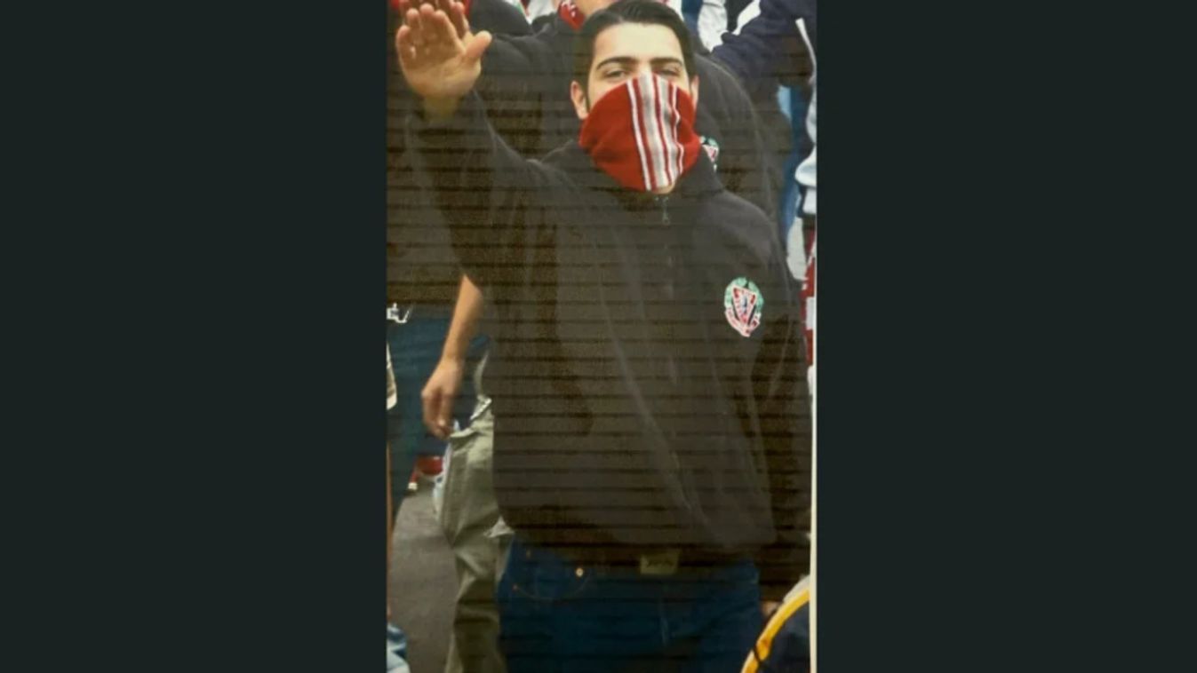 Bütyök is egyszerre képviseli a fasisztákat és a kommunistákat