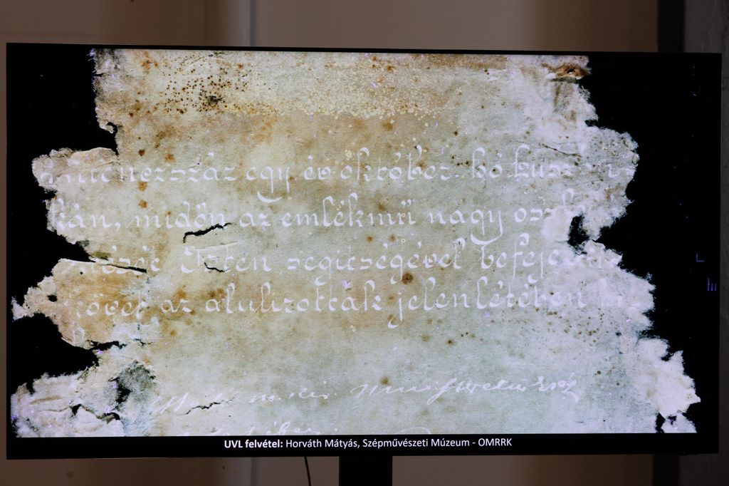 20260312 -- Sajtótájékoztató a Hősök tere milleniuimi szoborcsoportjának Gábriel arkangyalt ábrázoló szobrának restaurálásáról a Museum Complex Kft. restaurátorműhelyében. // fotó: Hatlaczki Balázs