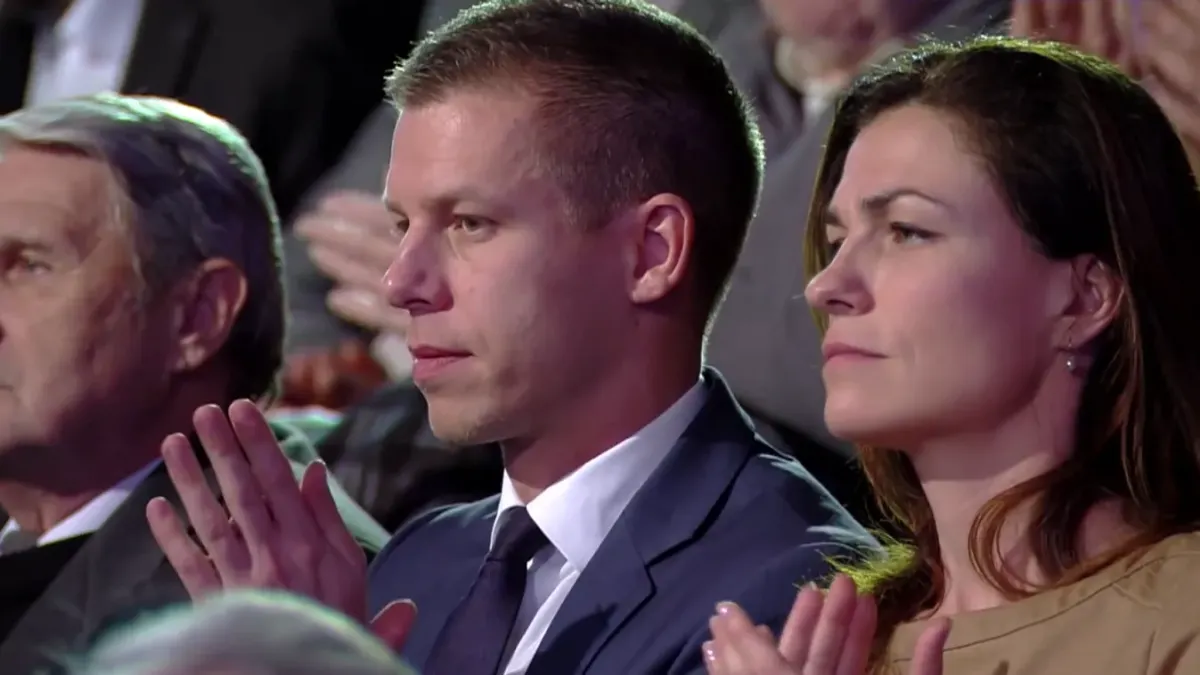 Az árulások balról jönnek. Magyar Péter itt még az első sorban tapsolt Orbán Viktornak.