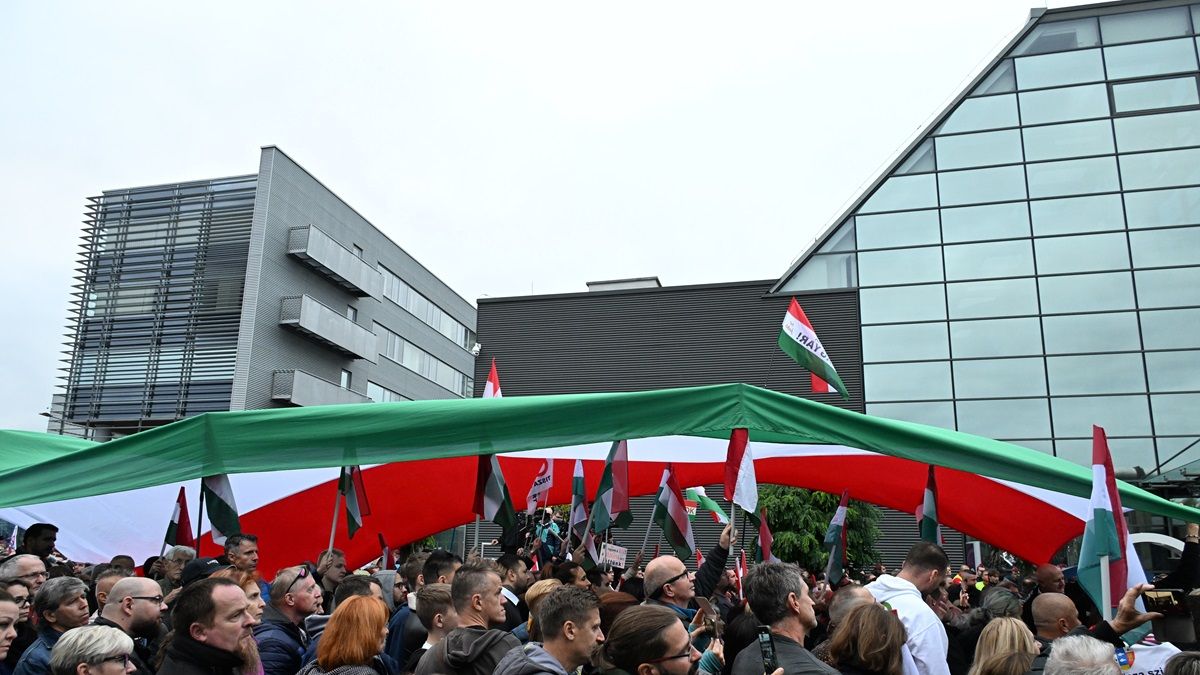 Már az EBESZ is értesült, hogyan félemlítik meg verbálisan és fizikailag „szeretetország” hívei a közmédia munkatársait