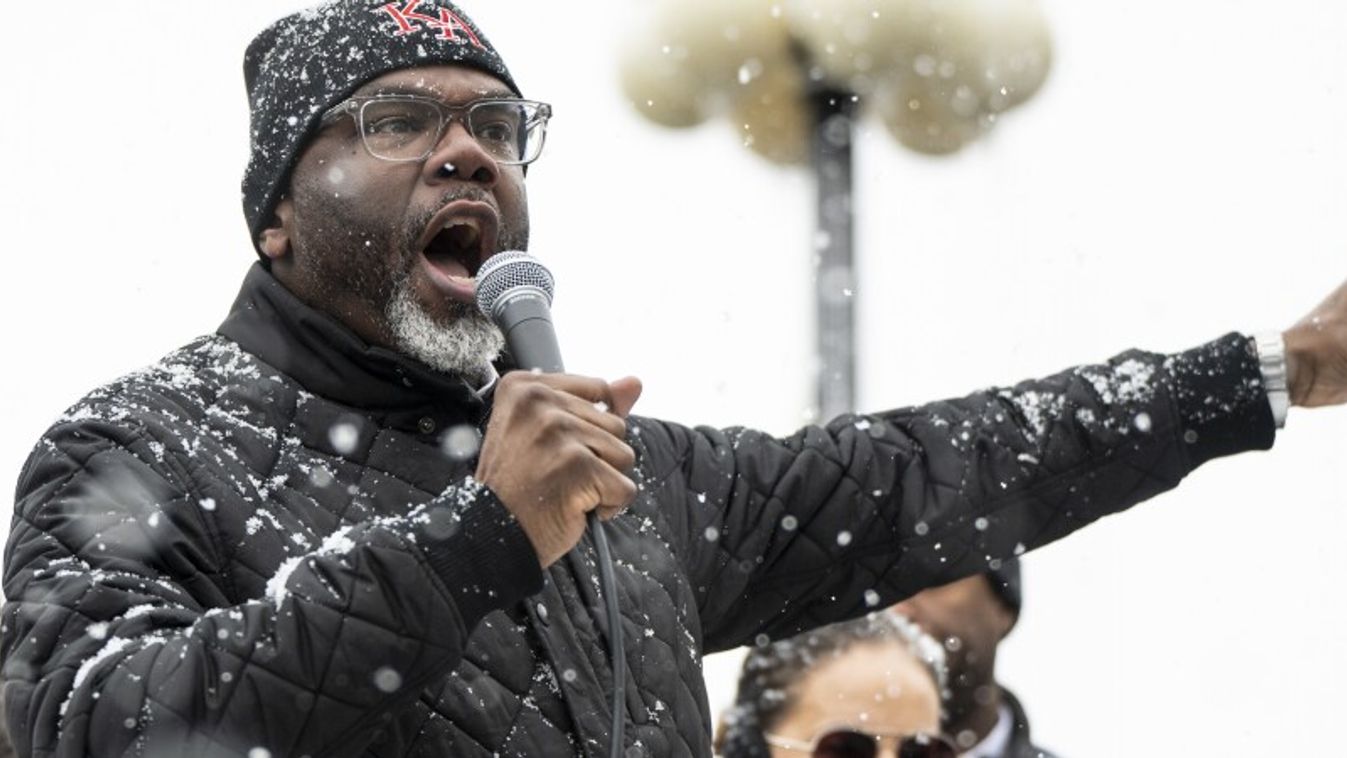 Brandon Johnson, Chicago polgármestere, aki a gyilkos illegális bevándorlókat is védené az áldozatokkal szemben. Fotó: Instagram.