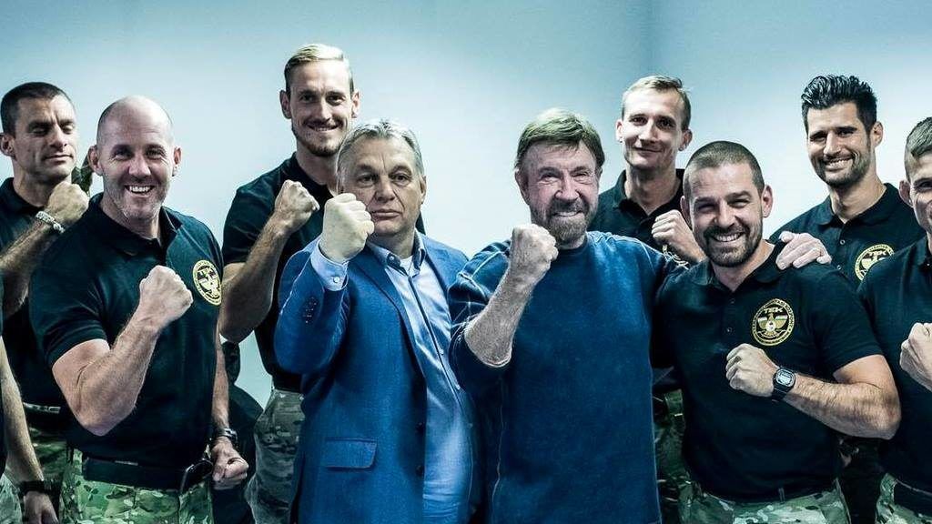 Chuck Norris többször is hazánkba látogatott, a TEK embereivel is részt vett egy közös edzésen