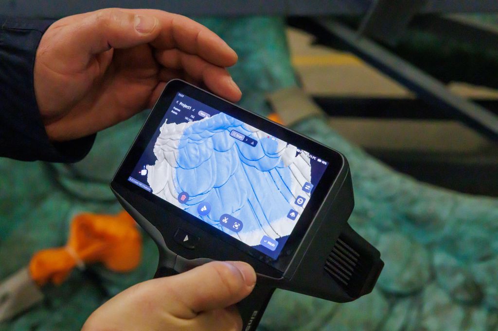 20260312 -- Sajtótájékoztató a Hősök tere milleniuimi szoborcsoportjának Gábriel arkangyalt ábrázoló szobrának restaurálásáról a Museum Complex Kft. restaurátorműhelyében. // fotó: Hatlaczki Balázs