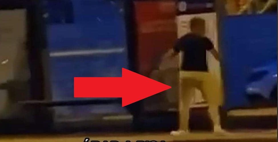 A szektavezér szaros nadrágban egy buli után és ő akarja vezetni az országot.