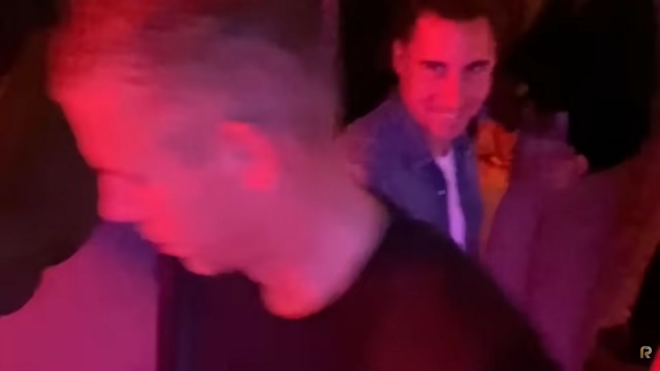 Radnai Márk sátánian tekint a felbőszített, tántorgó Magyar Péterre, aki ezek után lesújt az őrjöngését rögzítő férfira - Forrás: Renitens