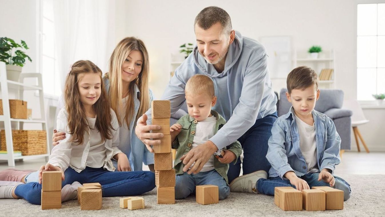 Már a családtámogatások eltörlésére érzékenyít a 24.hu