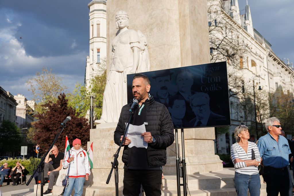 20260416 -- A Pesti Srácok és a Nemzeti Maximumért Alapítvány Magyar Úton Gyűlés nevű rendezvénye a Vértanúk terén. Perutek János // fotó: Hatlaczki Balázs