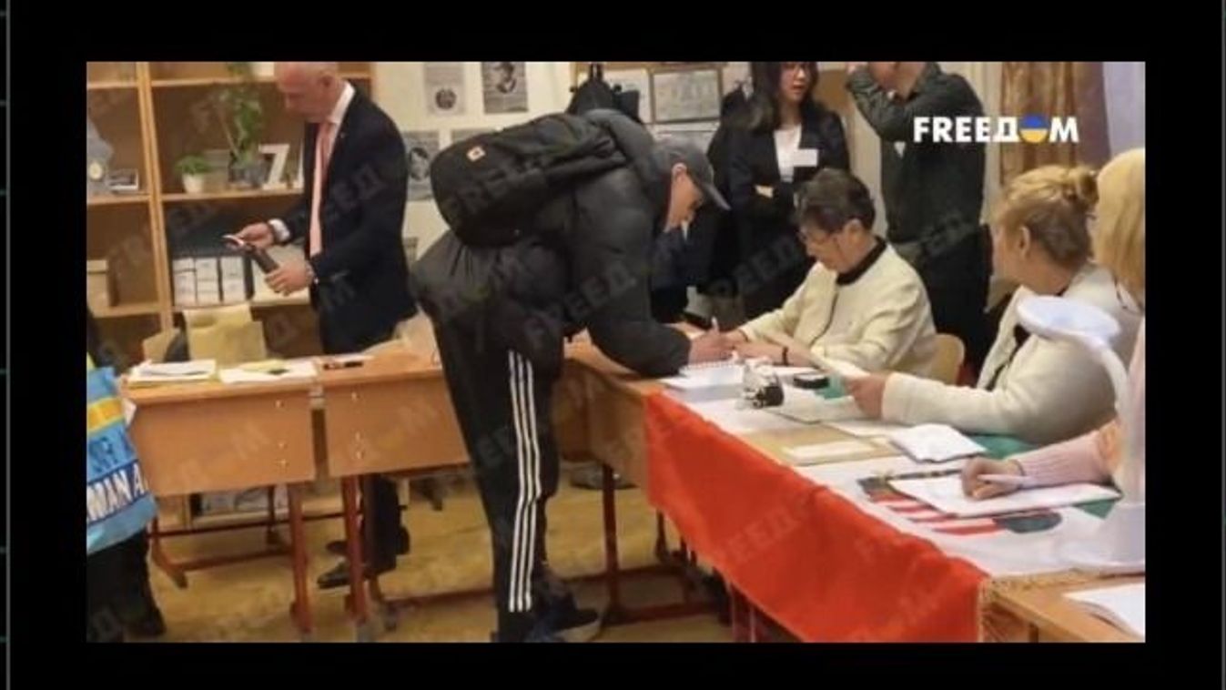 Zelenszkij médiája jogsértő rejtett kamerás felvételt hozott nyilvánosságra egy szavazókörökből