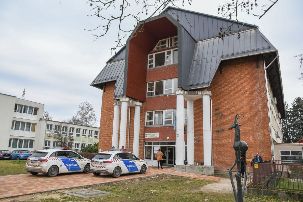 FIATALKORÚ vádlott bombariadó