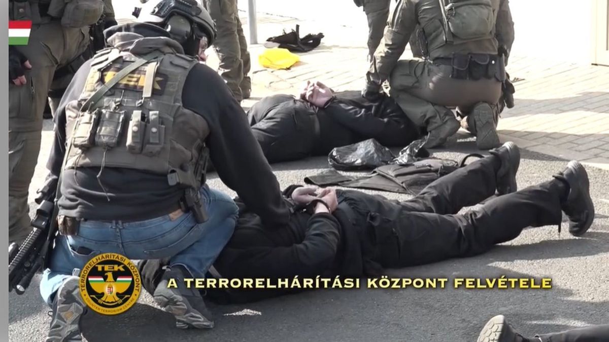 Aranykonvoj: videón ahogy vécében hamisított dokumentumokat az ukrán tábornok