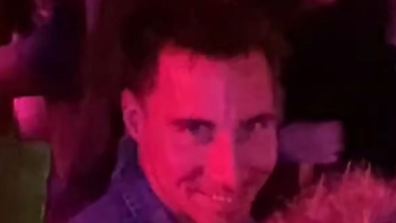 A telefonrablás előtti pillanatok, amikor Radnai Márk kiadta a parancsot Magyar Péternek és közben nézi az áldozatot.