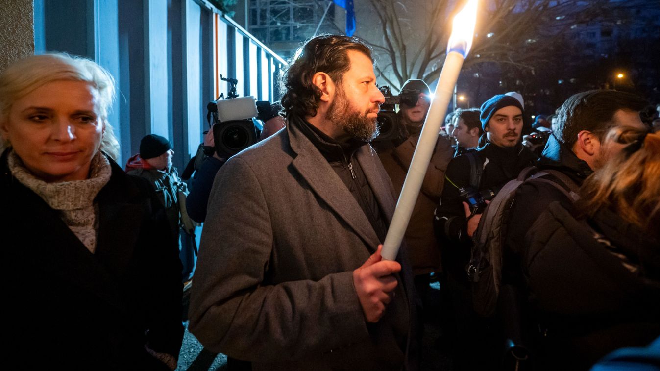 Puzsérnak látszó szőrmók szívogatja a crack pipának látszó tárgyat (Videó)