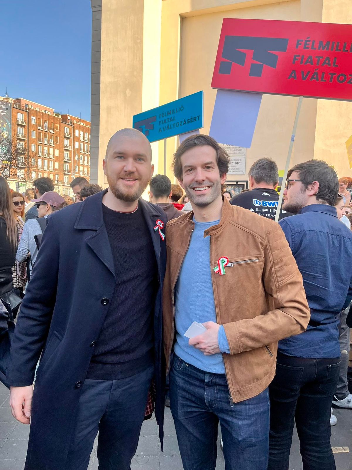 Gelencsér Ferenc hiába váltott frizurát, még így is rajonaganak érte, akik megismerik. Fotó: Facebook