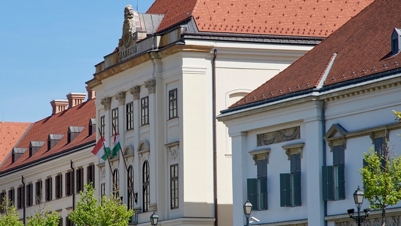 Túl puritán lehet a Karmelita, mert Magyar Péter másik irodát választ, valahol a belvárosban