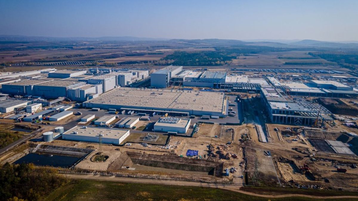 Felébredt a Greenpeace: hazudtak a gödi akkugyárról