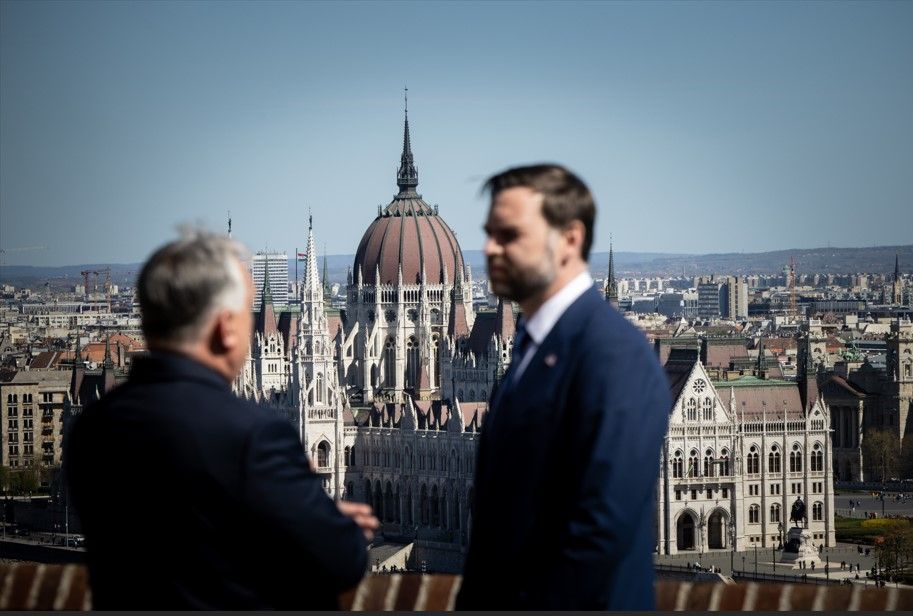 Orbán Viktor miniszterelnök (b) fogadja J.D. Vance amerikai alelnököt