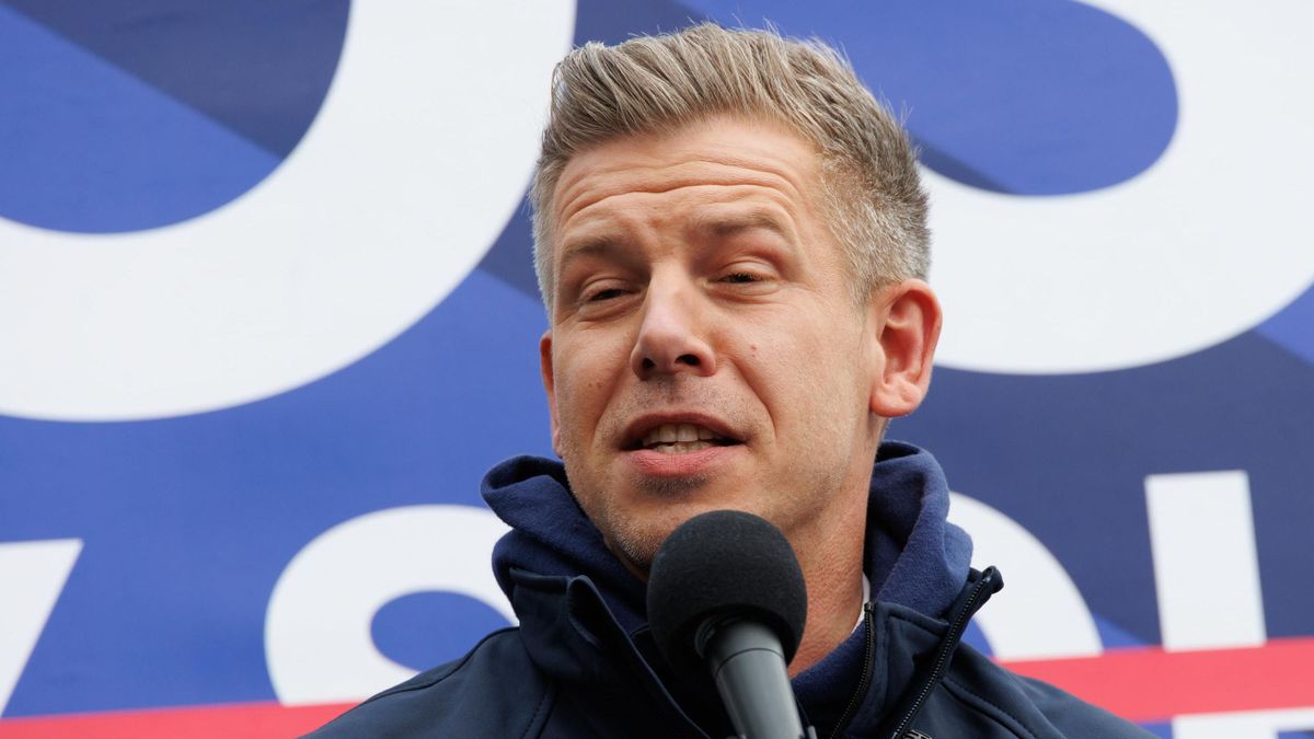 "Valóság? Felejtsétek el, higgyetek inkább nekem". Magyar Péter szektája mindent átkeretez.